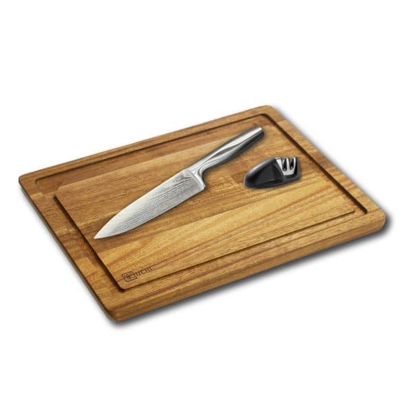 לוח עץ עם סכין שף ומשחיז קרמי